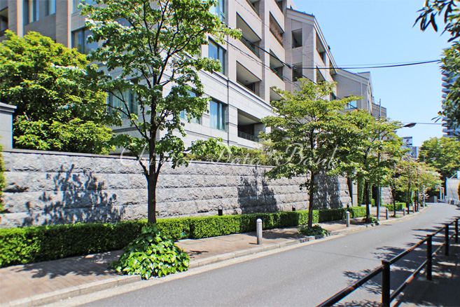 建物前2