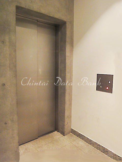 エレベーター前