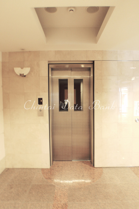 エレベーター前