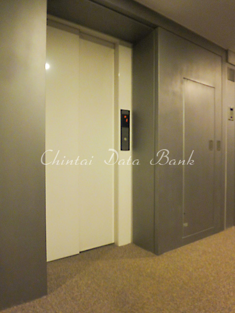 エレベーター前