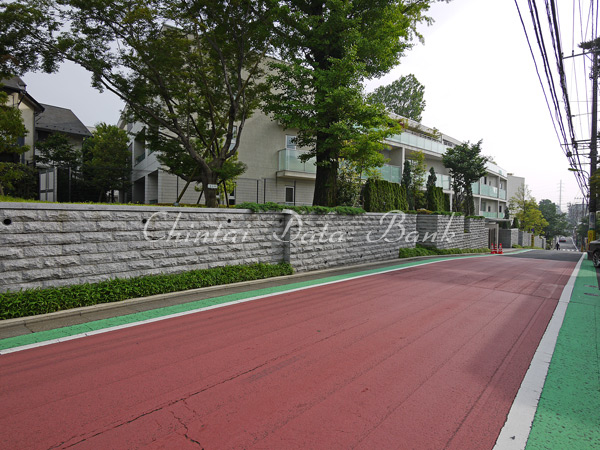 建物前