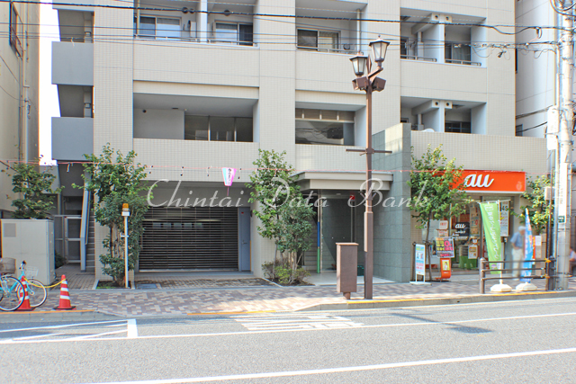 建物前