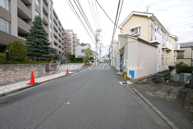 建物前