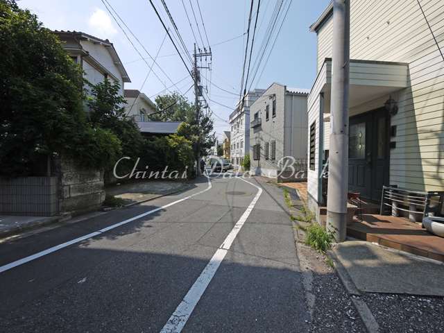建物前1