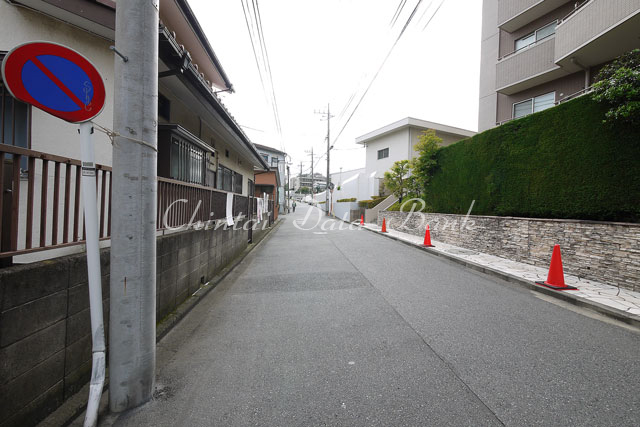 建物前2