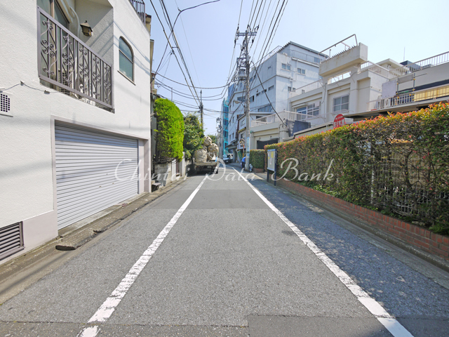 建物前2