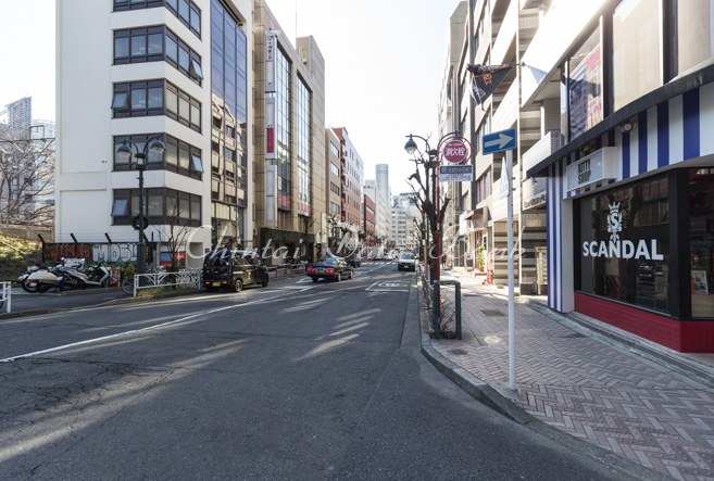 建物前