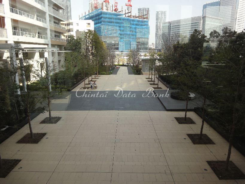 建物前