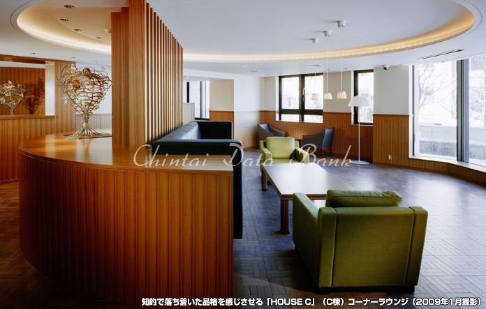 【HOUSE C】知的で落ち着いた品格を感じさせるコーナーラウンジ。