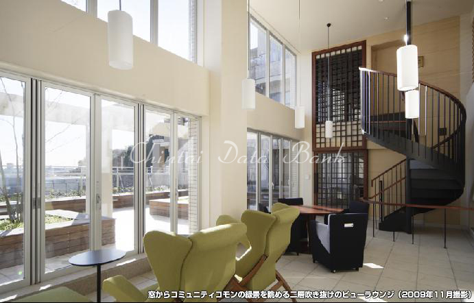 【倶楽部ハウス・ビューラウンジ】窓からコミュニティコモンの緑景を眺める二層吹き抜けのビューラウンジ。