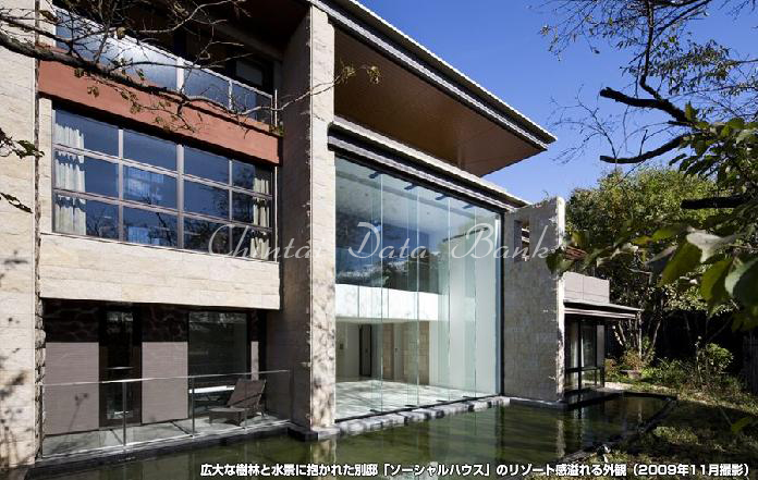 【ソーシャルハウス・外観】広大な樹林と水景抱かれた別邸「ソーシャルハウス」のリゾート感溢れる外観。