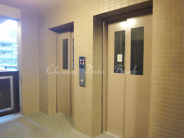 エレベーター前