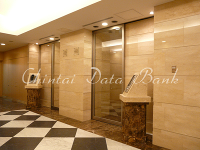 エレベーターホール前