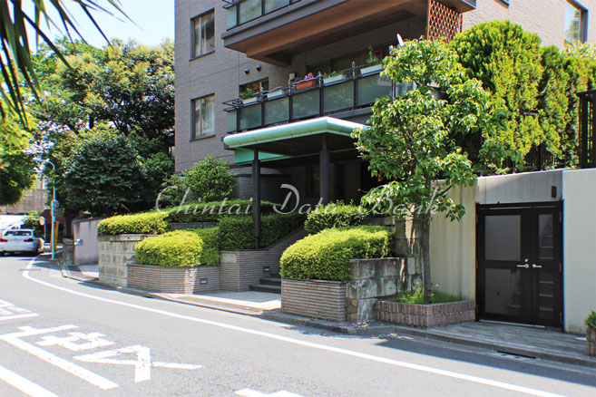 建物前