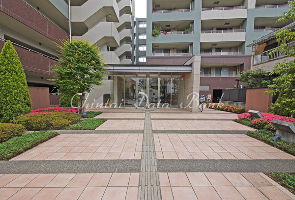 建物前