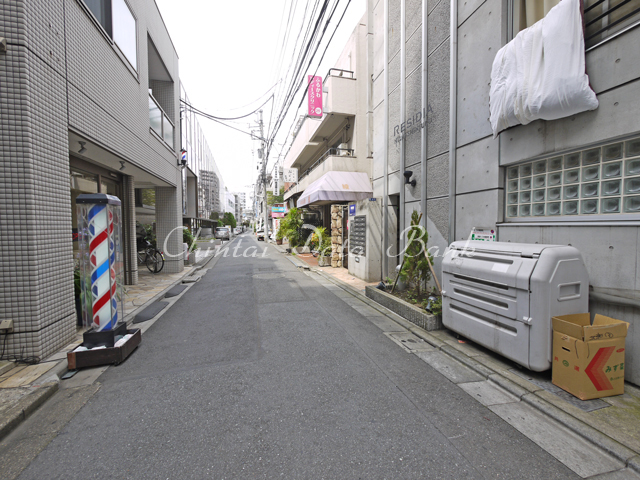 建物前1