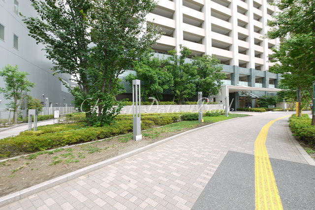 建物前