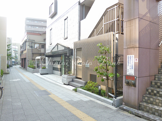 建物前