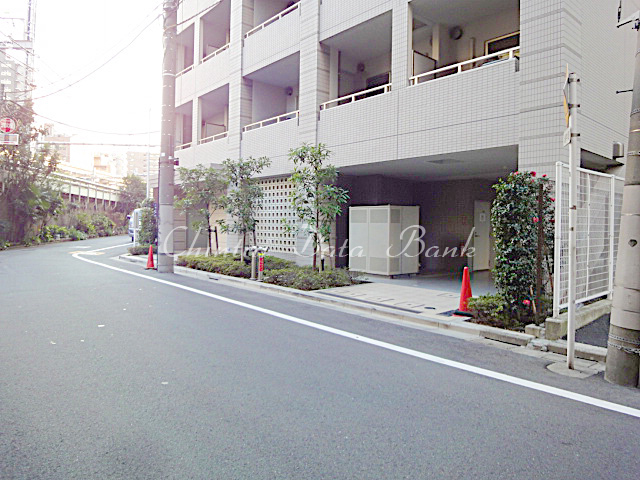 建物前