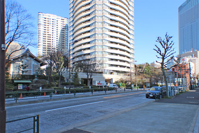 建物前1