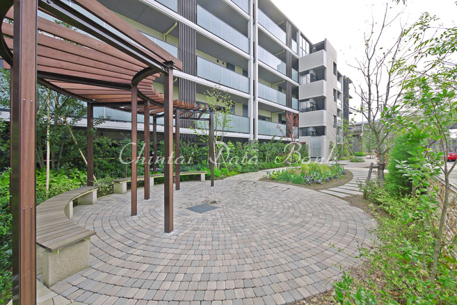 建物前
