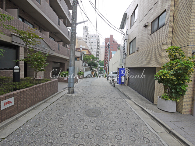 建物前1