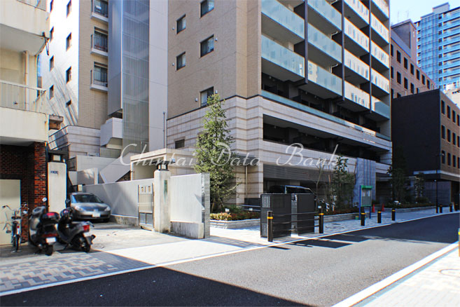 建物前