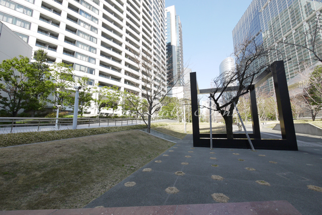 建物前