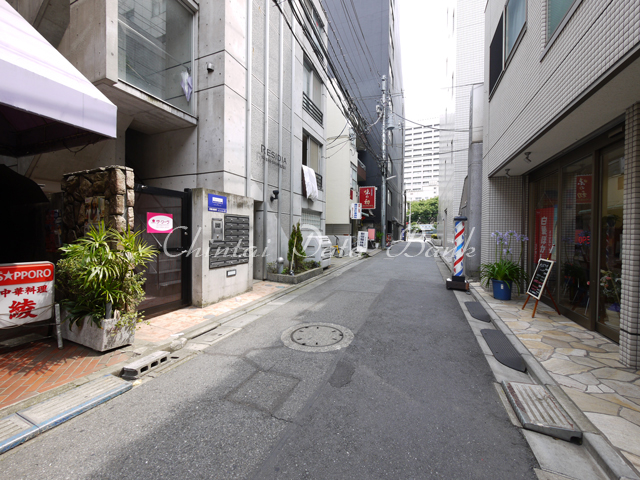 建物前2