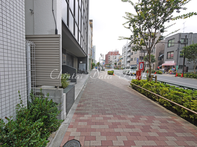 建物前1
