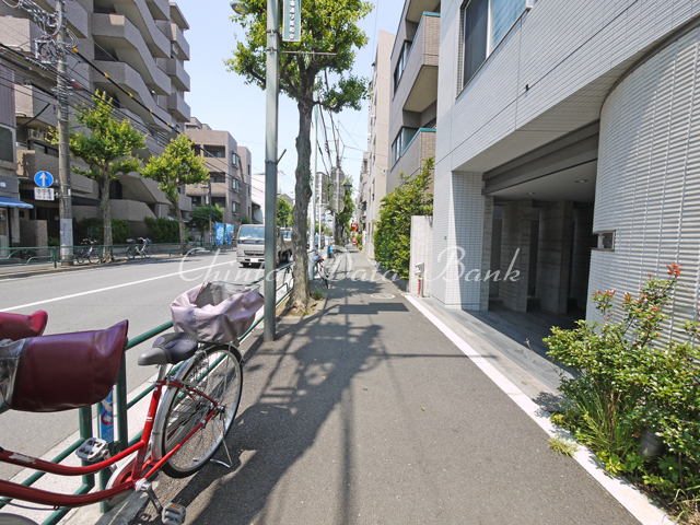 建物前2