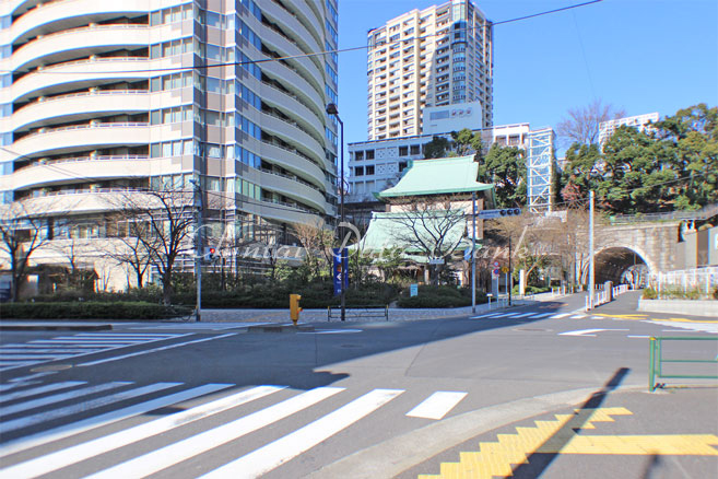 建物前2