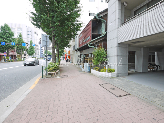 建物前1
