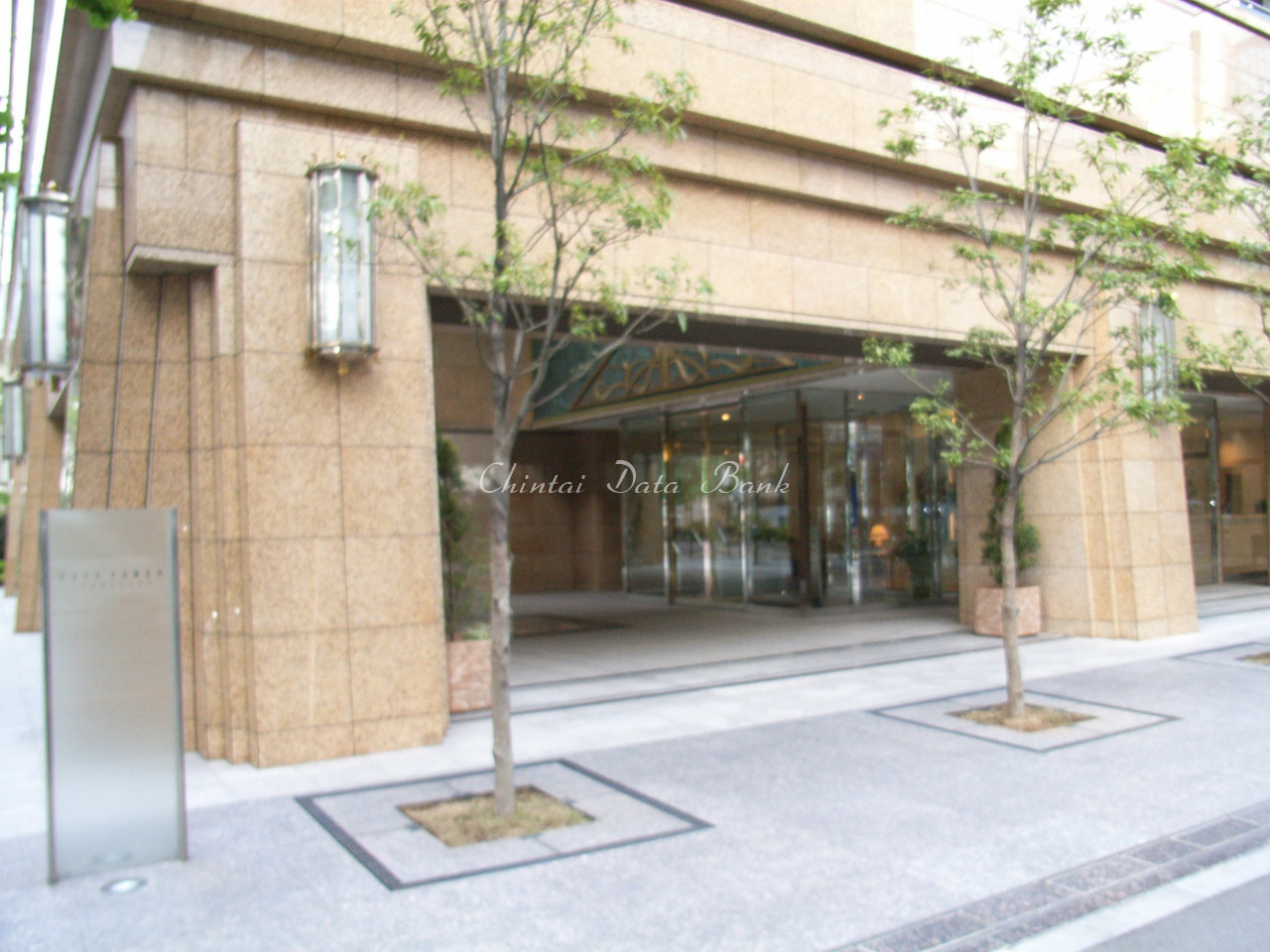 建物前