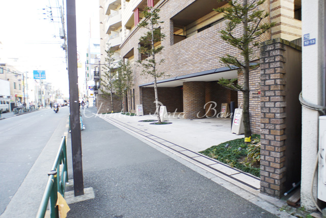 建物前
