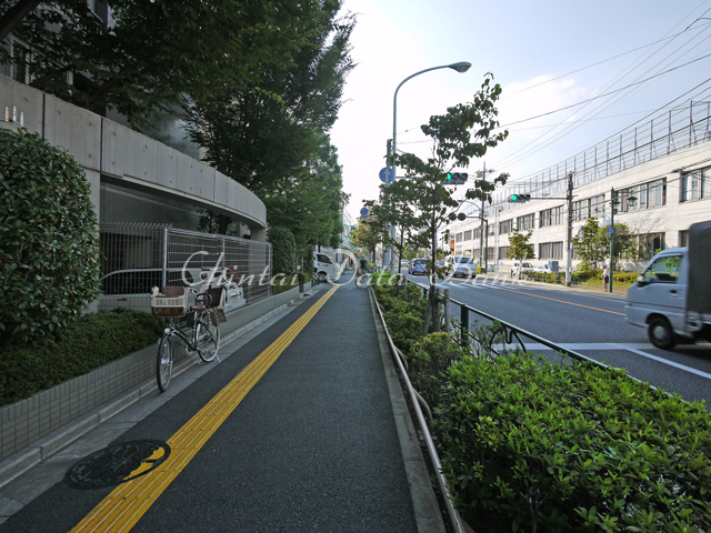 建物前1