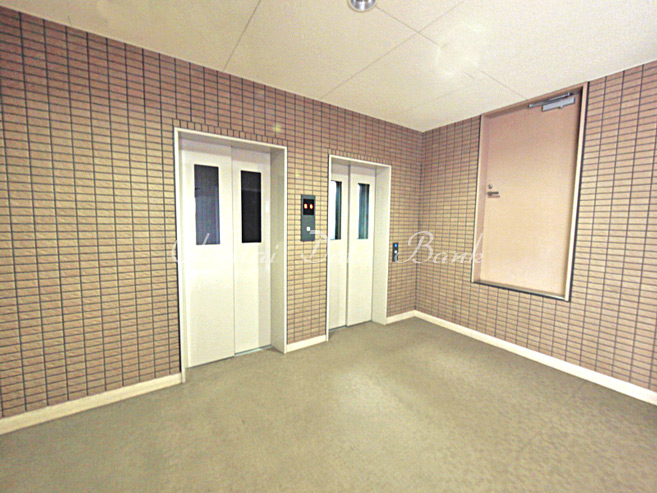 エレベーター前