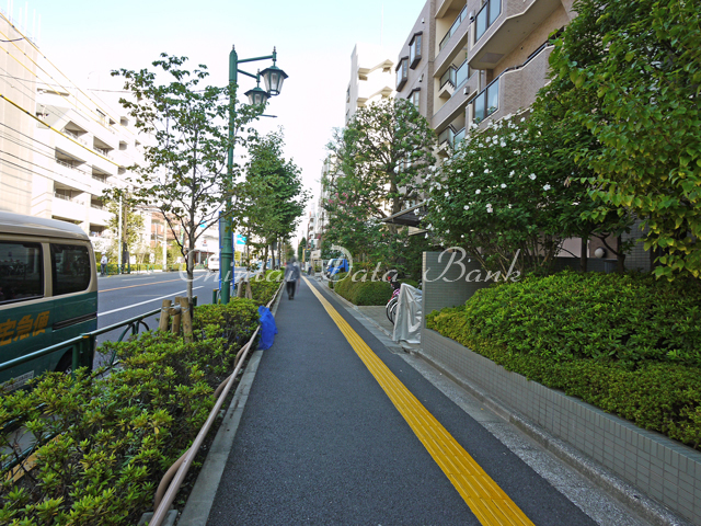 建物前2
