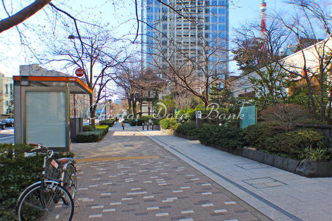 建物前3