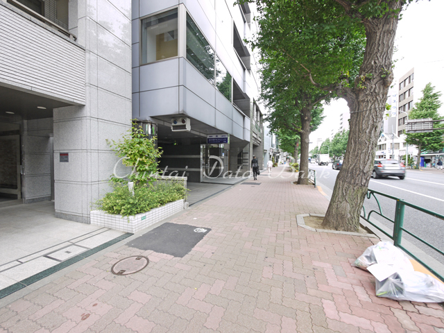 建物前2