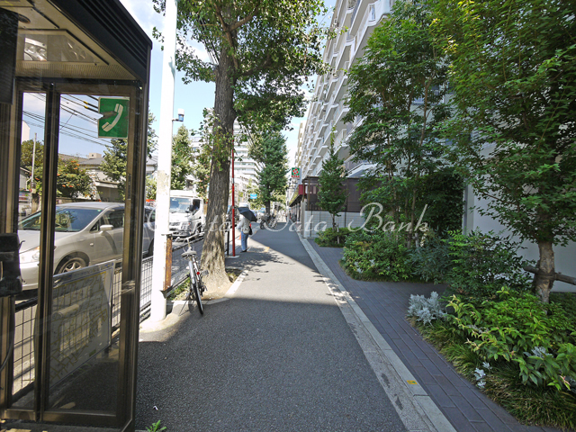 建物前2