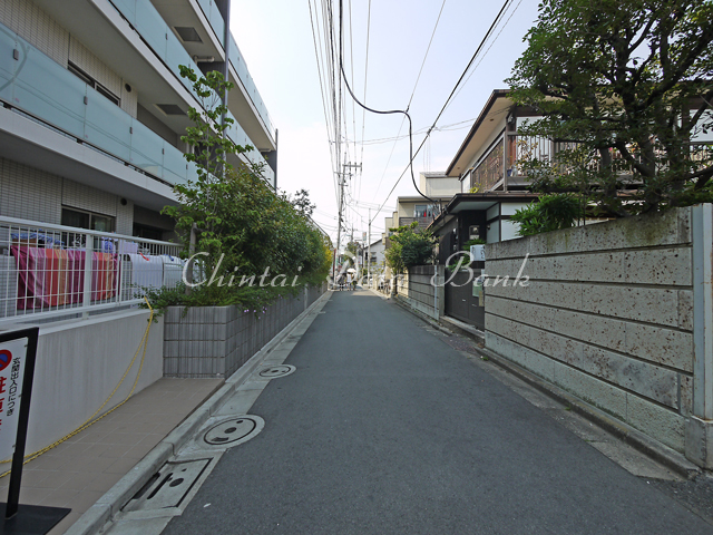 建物前1