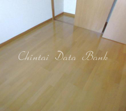 建物前1
