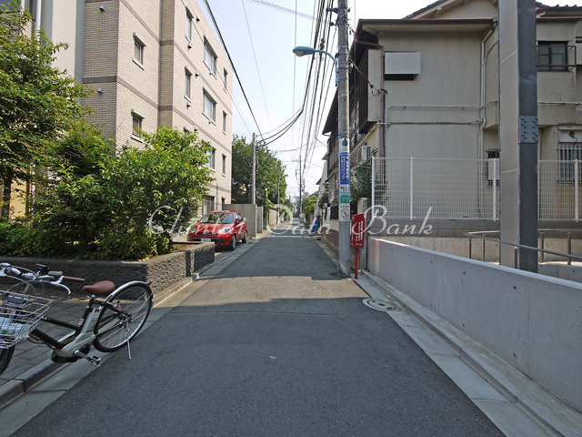 建物前2