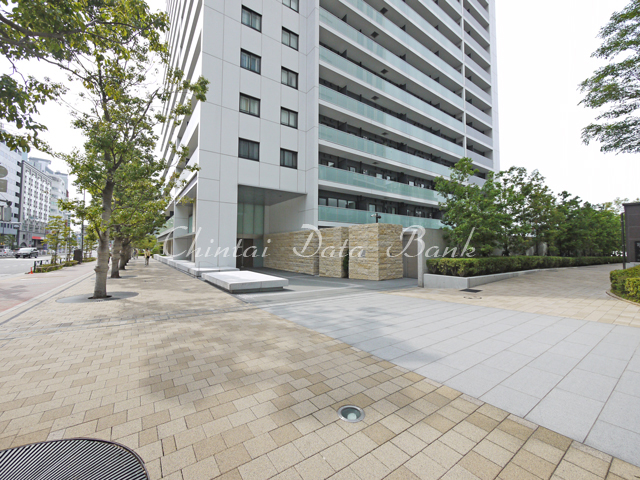 建物前2